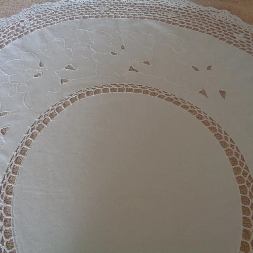 VINTAGE EARLY SM WHITE ROUND W CUTWORK & CROCHET TABLECLOTH